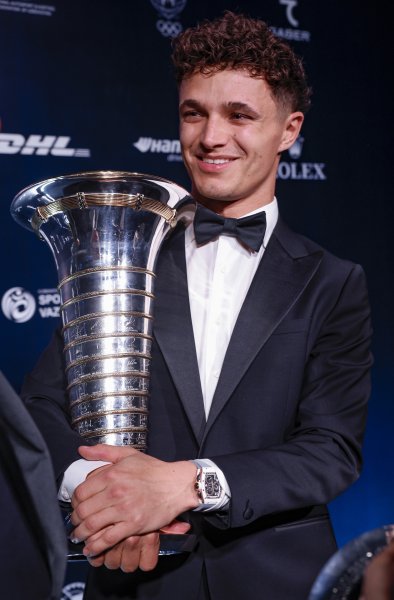 Ландо Норис с трофея във Формула 11