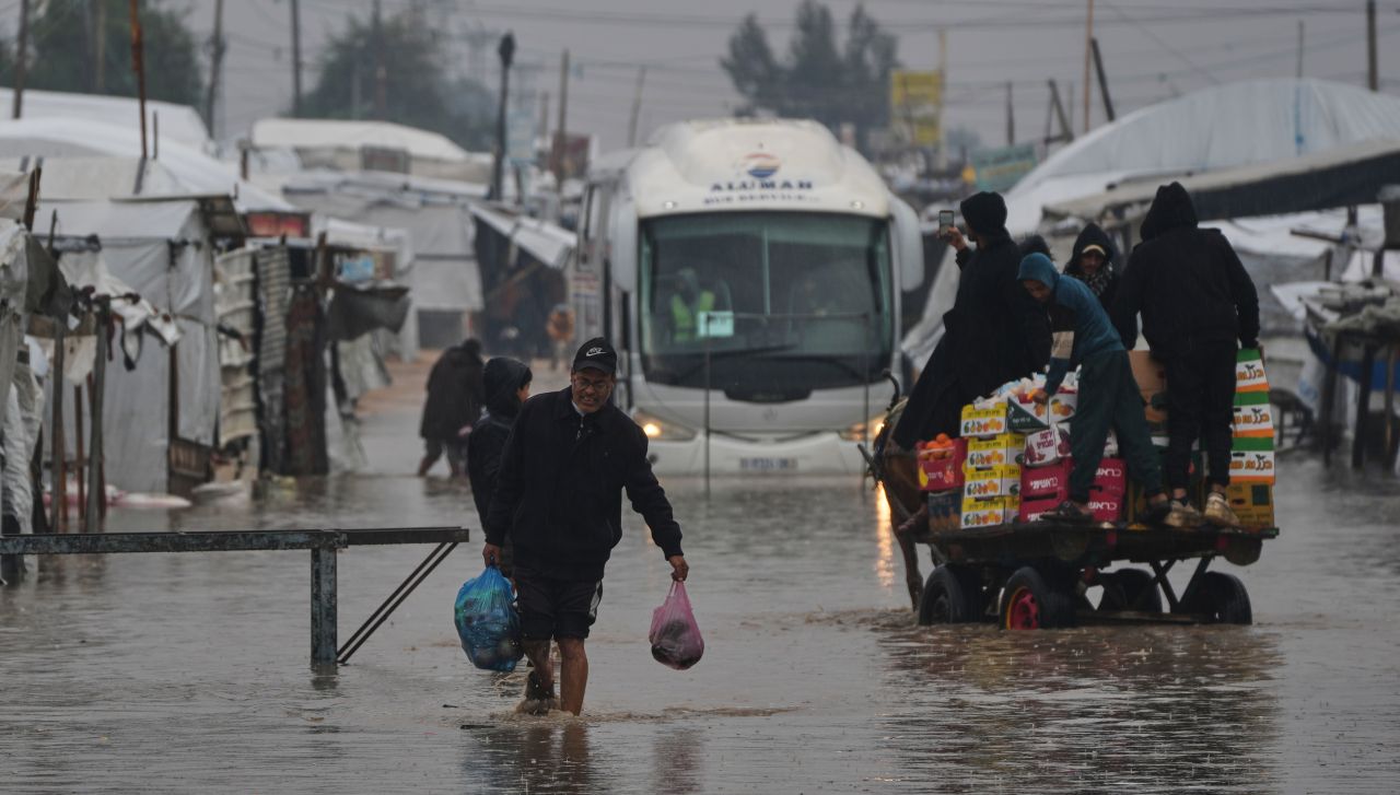Властите в Газа предупредиха за хуманитарна катастрофа след бурята в Газа