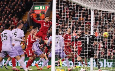 Ливърпул удари Брайтън, Екитике блести с два гола при завръщането на Салах