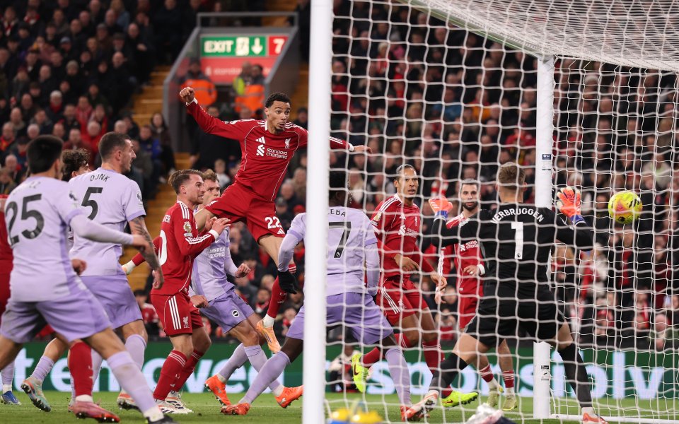 Ливърпул удари Брайтън, Екитике блести с два гола при завръщането на Салах