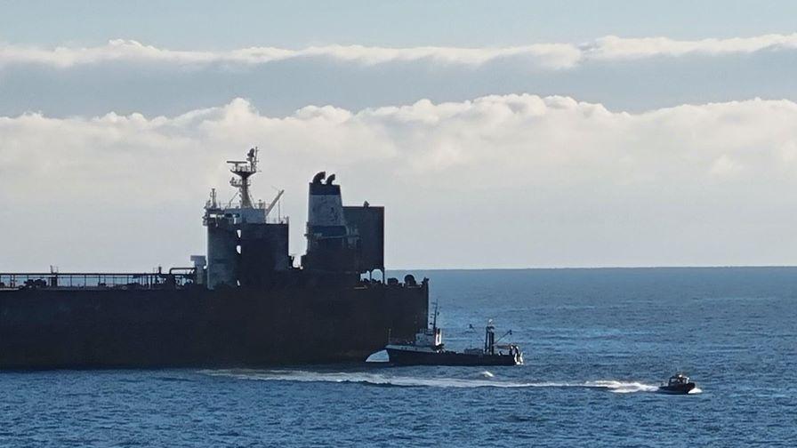 Три влекача придвижват заседналия танкер "Кайрос" до Бургас