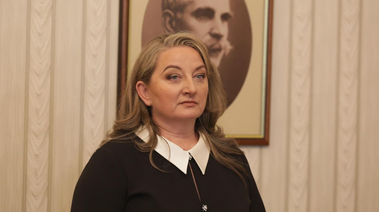 <p>Деница Сачева от ГЕРБ пристигна сама при Румен Радев за консултации</p>