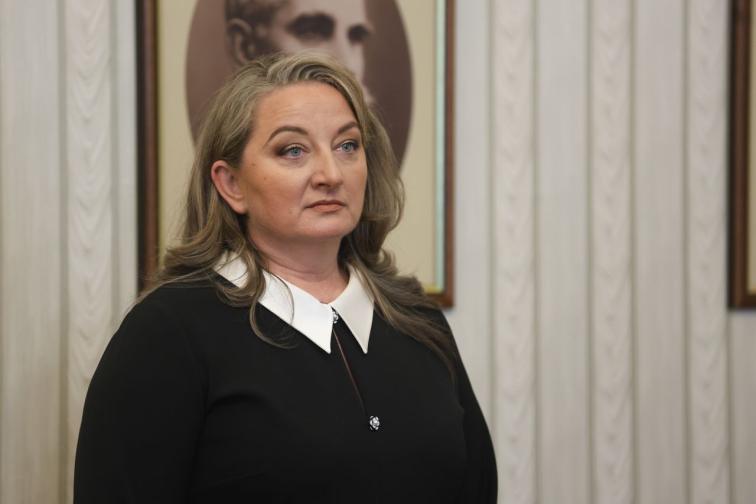 Деница Сачева от ГЕРБ пристигна сама при Румен Радев за Деница Сачева от ГЕРБ пристигна сама при Румен Радев за