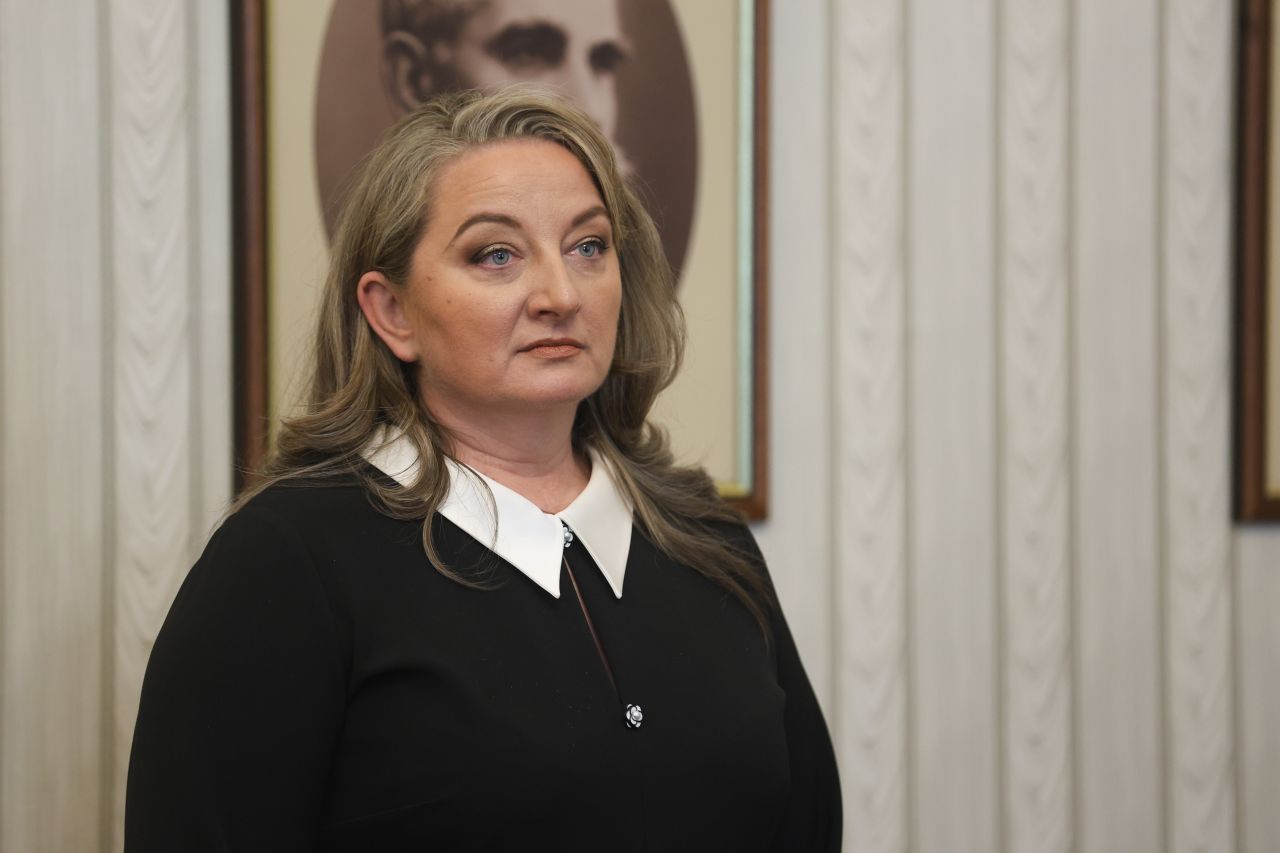 <p>Деница Сачева от ГЕРБ пристигна сама при Румен Радев за консултации</p>