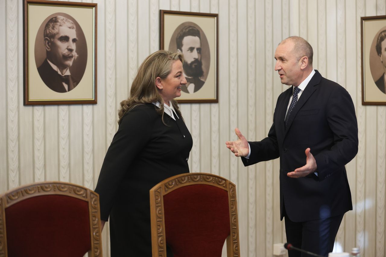 <p>Деница Сачева от ГЕРБ пристигна сама при Румен Радев за консултации</p>