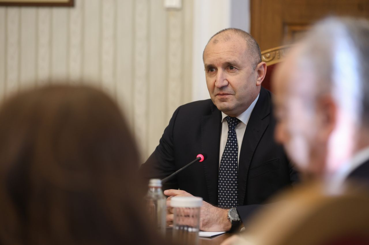 <p>Деница Сачева от ГЕРБ пристигна сама при Румен Радев за консултации</p>