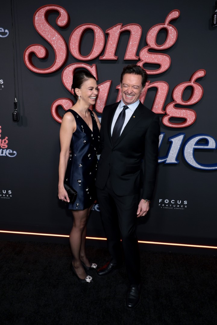 <p>&nbsp;Двойката, която оповести публично романтичната си връзка през януари тази година, си подари рядка вечер, позирайки ръка за ръка на премиерата на новия филм на Джакман &bdquo;Song Sung Blue&ldquo; в Ню Йорк.</p>