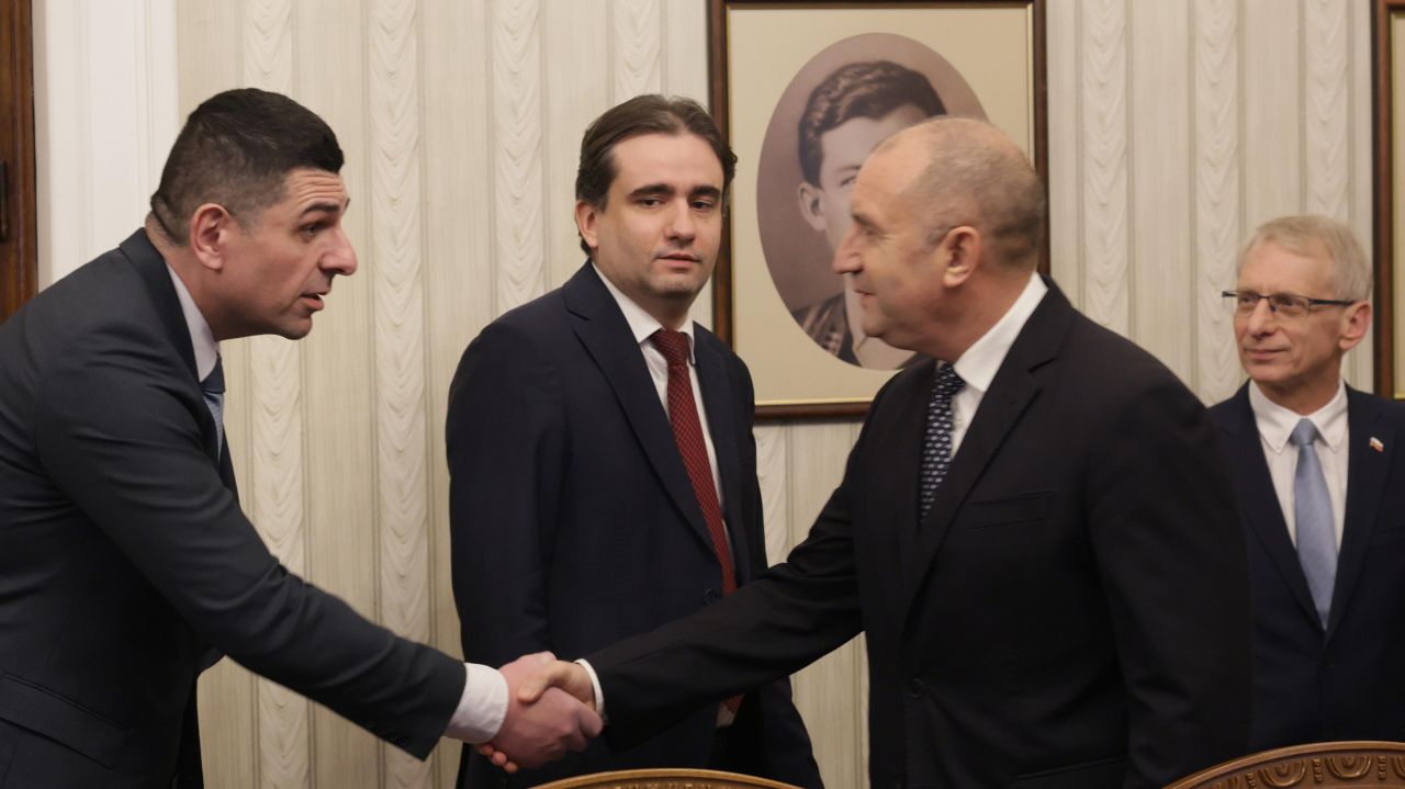 <p>Представители на ПП-ДБ пристигнаха на "Дондуков" 2 за консултации с президента</p>