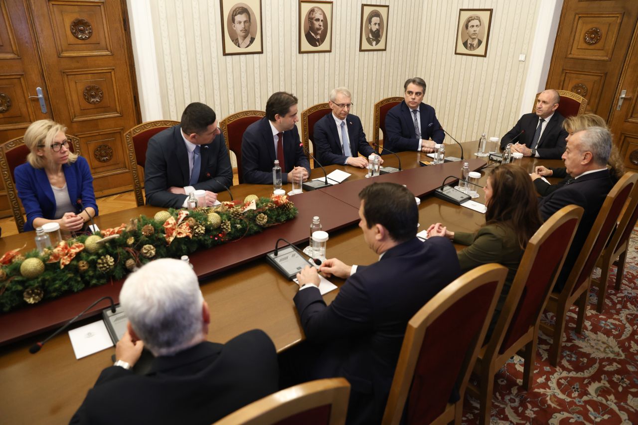 <p>Представители на ПП-ДБ пристигнаха на "Дондуков" 2 за консултации с президента</p>