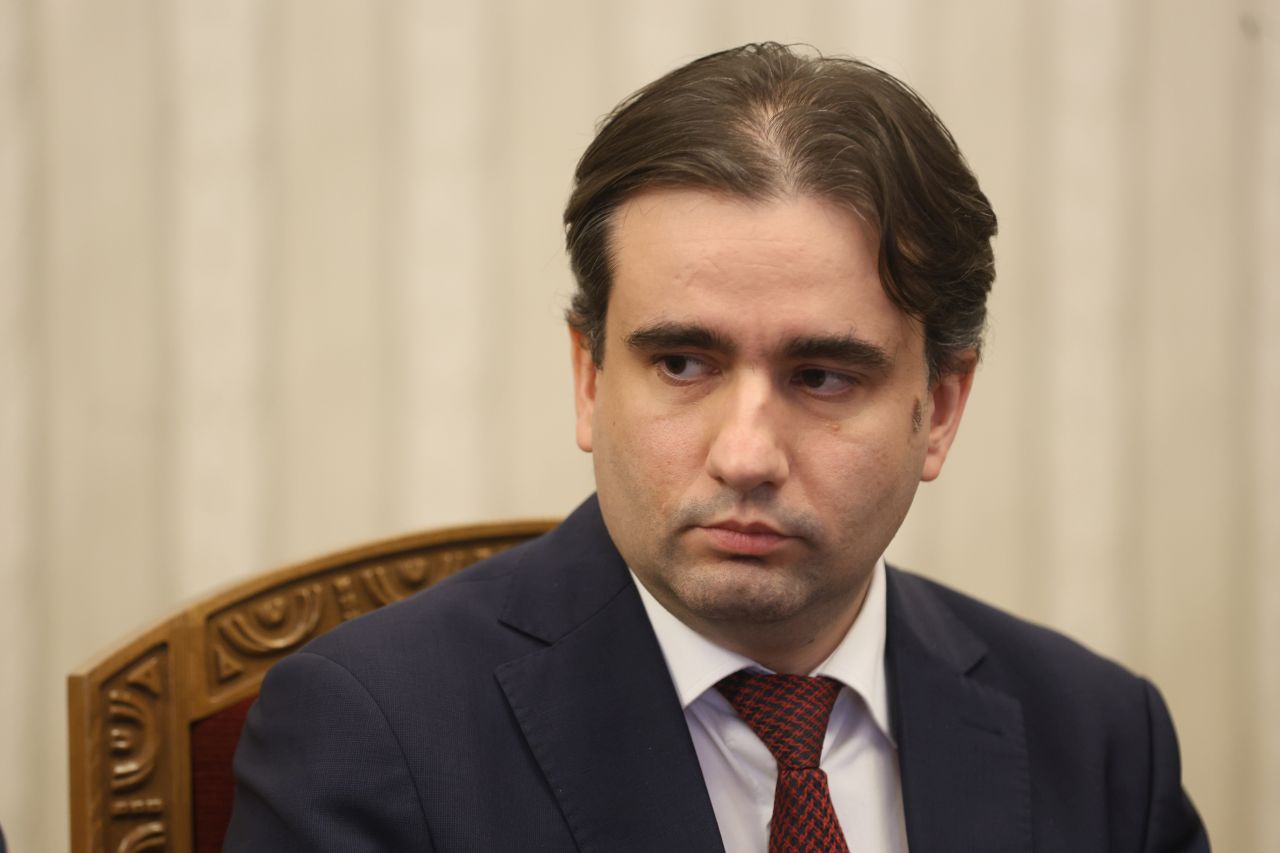 <p>Представители на ПП-ДБ пристигнаха на "Дондуков" 2 за консултации с президента</p>