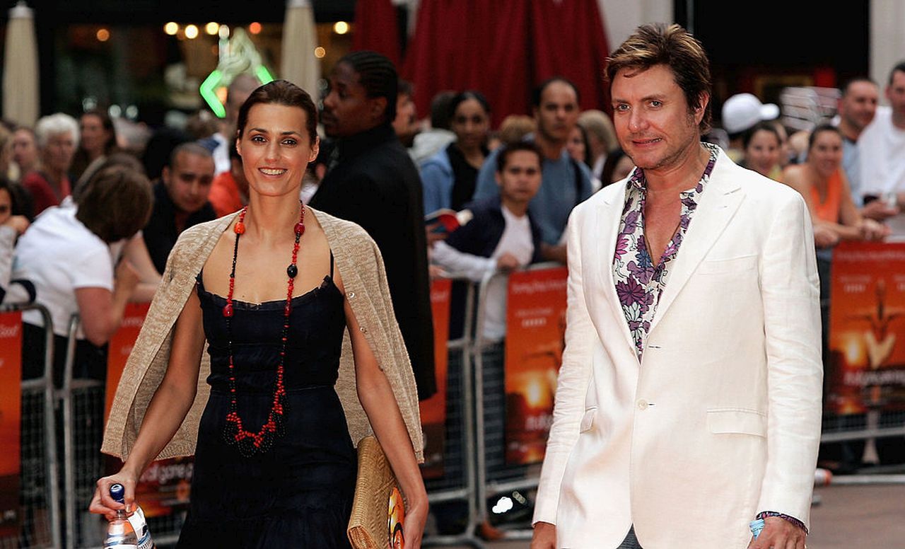 <p><strong>Саймън льо Бон и Ясмин льо Бон</strong></p>

<p>Фронтменът на Duran Duran Саймън льо Бон се запознава с модела Ясмин Парване през 1984 г., след като я забелязва в списание. Женят се година по-късно &ndash; през 1985 г., и имат три дъщери: Амбър, Сафрон и Талула. Близо четири десетилетия по-късно те все още са заедно и остават една от най-устойчивите и елегантни двойки между рок музиката и модата.&nbsp;</p>