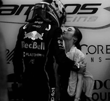 Младият и перспективен български пилот Никола Цолов и певицата Крисия