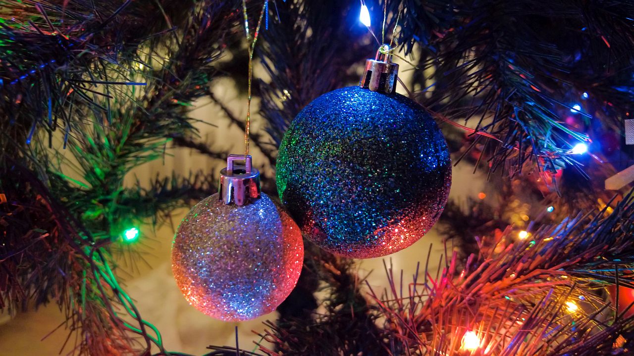 <p>Двойни украси: две идентични украшения едно до друго &ndash; символ на хармония и партньорство.</p>