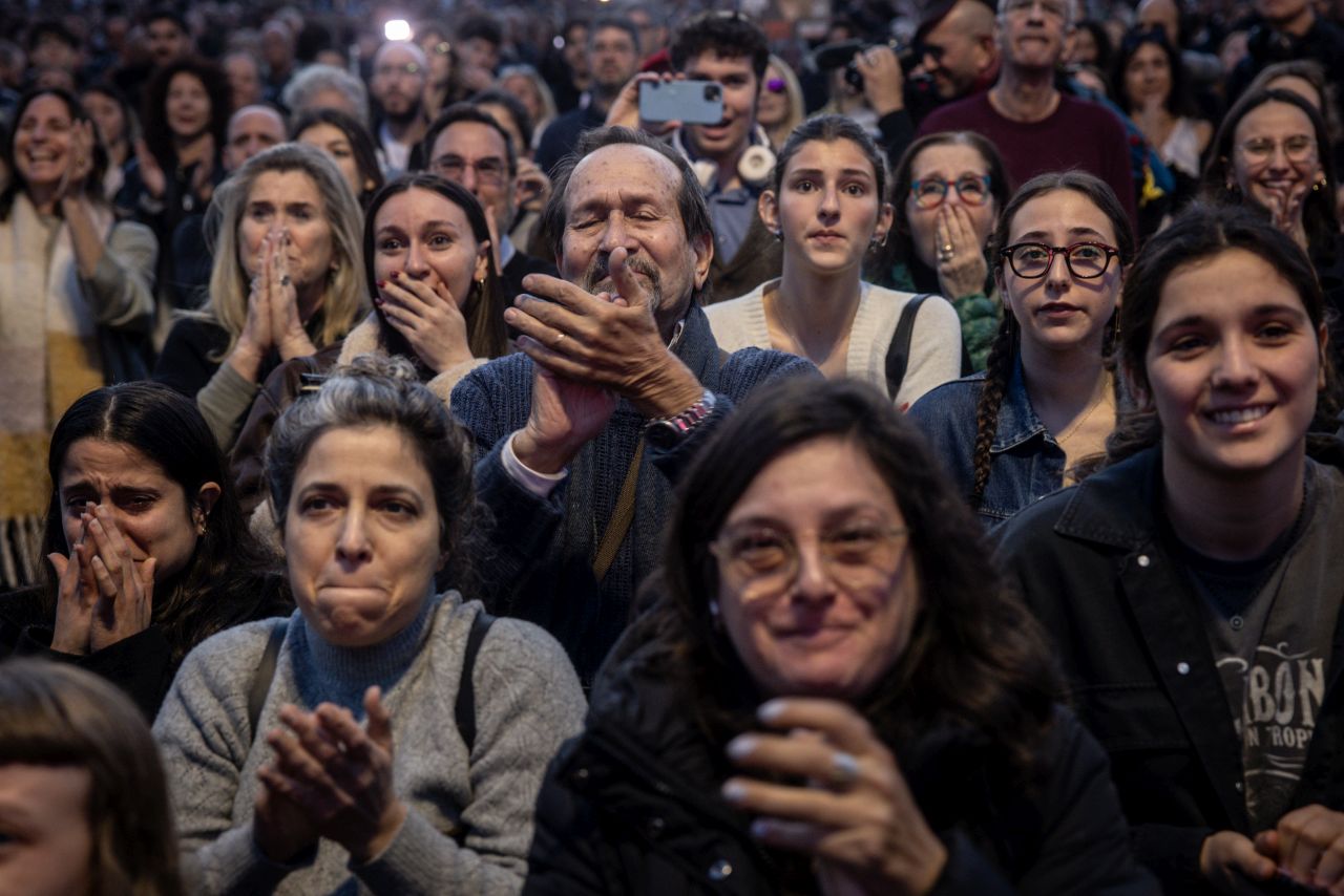 <p><strong>ЯНУАРИ&nbsp;</strong>Хора, събрали се на т.нар. Площад на заложниците, реагират на новината, че първите израелски заложници са били освободени след влизането в сила на споразумение за прекратяване на огъня между Израел и &bdquo;Хамас&ldquo; на 19 януари 2025 г. в Тел Авив, Израел</p>