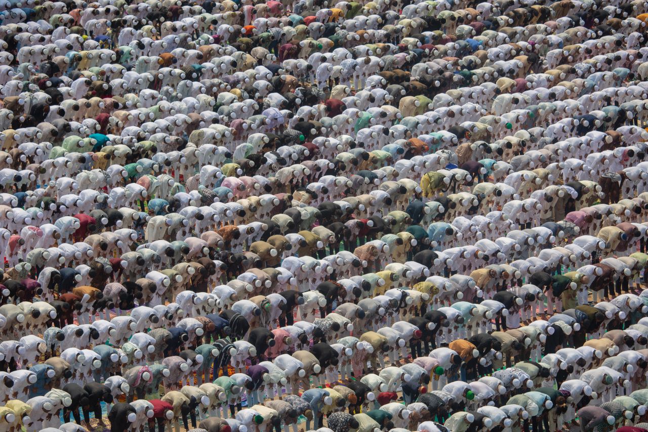 <p><strong>МАРТ</strong> Мюсюлмани извършват молитви за Ид ал-Фитр на обществено игрище на 31 март 2025 г. в Бенгалуру, Индия. Ид ал-Фитр е ислямски празник, отбелязващ края на Рамазана, който се празнува по целия свят с молитви, семейни събирания, тържества и благотворителни дела</p>