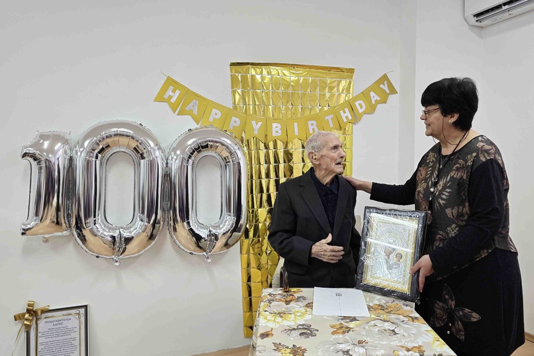 <p>С празнична торта, танци и подаръци беше отбелязан 100-годишният юбилей на Блажко Стоилов Георгиев в общинския Дом за стари хора (ДСХ) &ldquo;Мария Луиза&ldquo; в Свищов.</p>