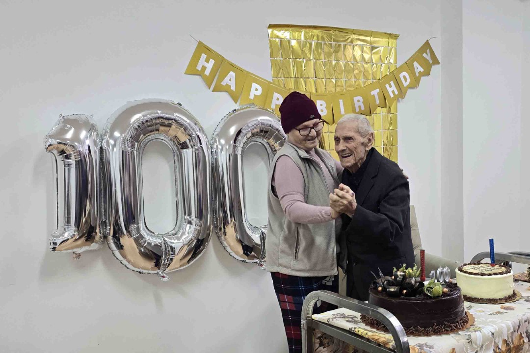 <p>С празнична торта, танци и подаръци беше отбелязан 100-годишният юбилей на Блажко Стоилов Георгиев в общинския Дом за стари хора (ДСХ) &ldquo;Мария Луиза&ldquo; в Свищов.</p>