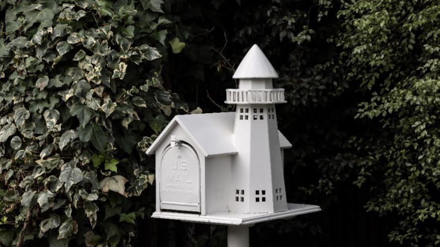 Медии и полиция пред резиденцията на Роб...