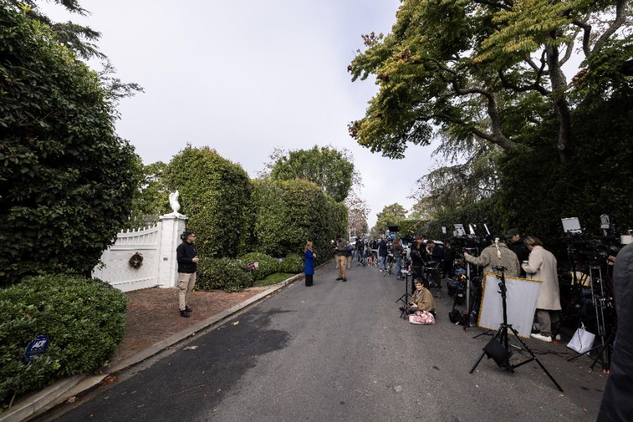 <p>Медии и полиция пред резиденцията на Роб Райнър в Лос Анджелис.</p>