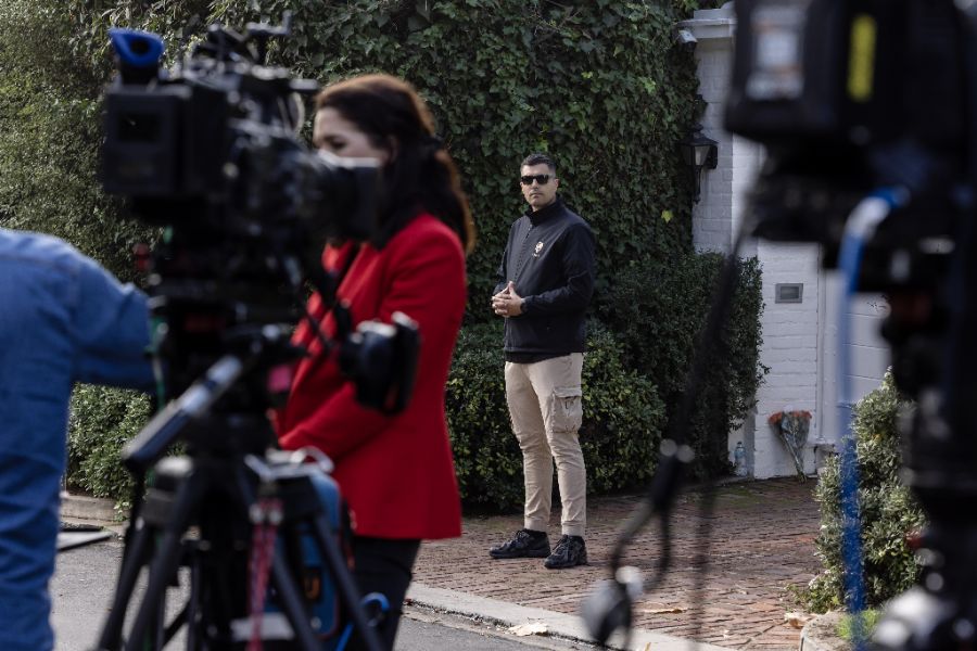 <p>Медии и полиция пред резиденцията на Роб Райнър в Лос Анджелис.</p>