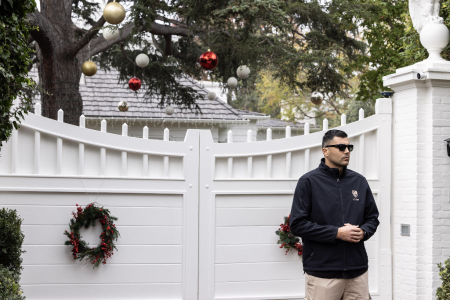 <p>Медии и полиция пред резиденцията на Роб Райнър в Лос Анджелис.</p>