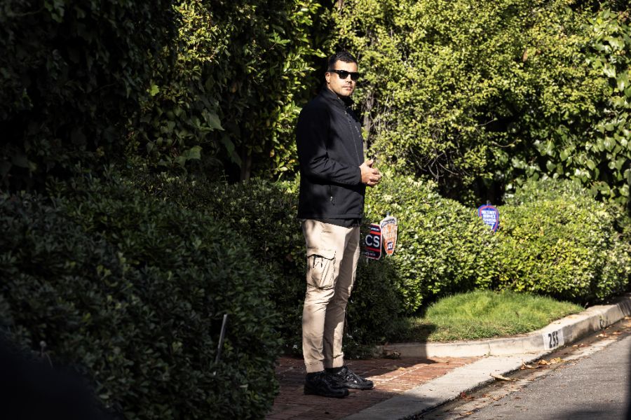 <p>Медии и полиция пред резиденцията на Роб Райнър в Лос Анджелис.</p>