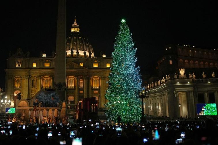 25метрова елха озари площад Свети Петър във Ватикана