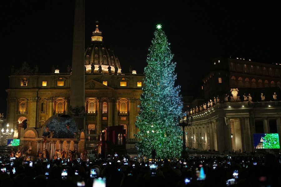 <p>25-метрова елха озари площад &bdquo;Свети Петър&ldquo; във Ватикана.</p>