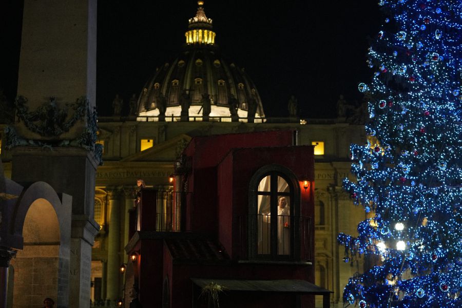 <p>25-метрова елха озари площад &bdquo;Свети Петър&ldquo; във Ватикана.</p>