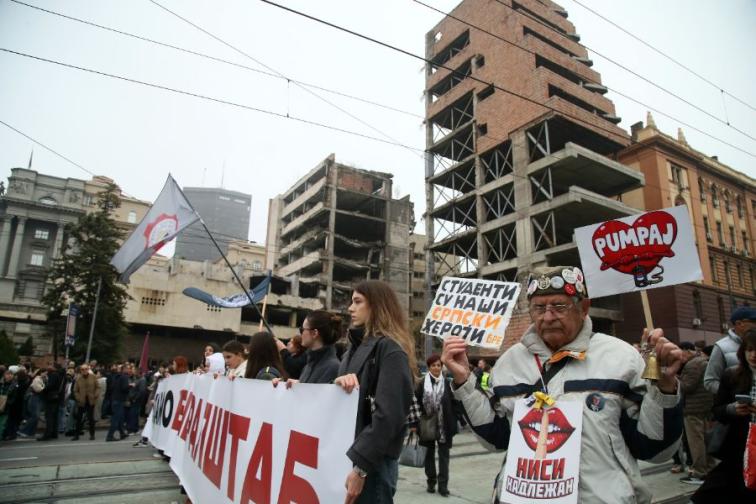 Граждани и студенти протестират срещу отнемането на статута на паметник