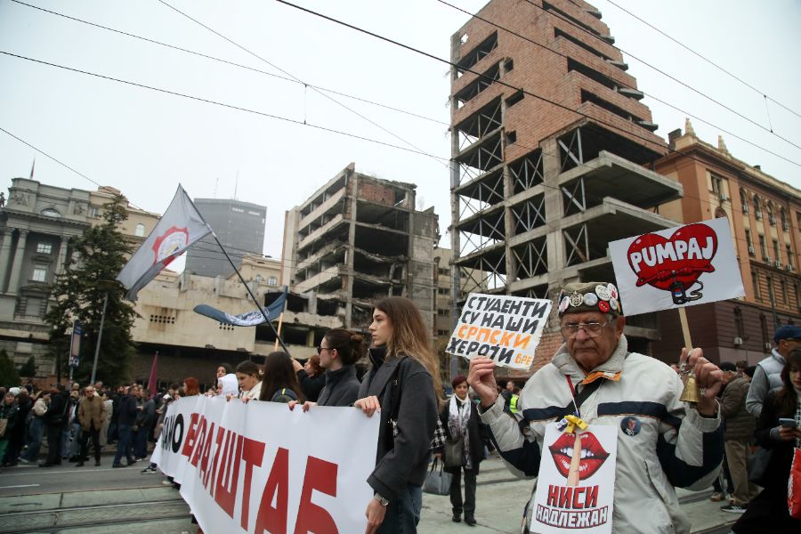 <p>Граждани и студенти протестират срещу отнемането на статута на паметник на културата на сградата на бившия Генерален щаб на Югославската народна армия.</p>