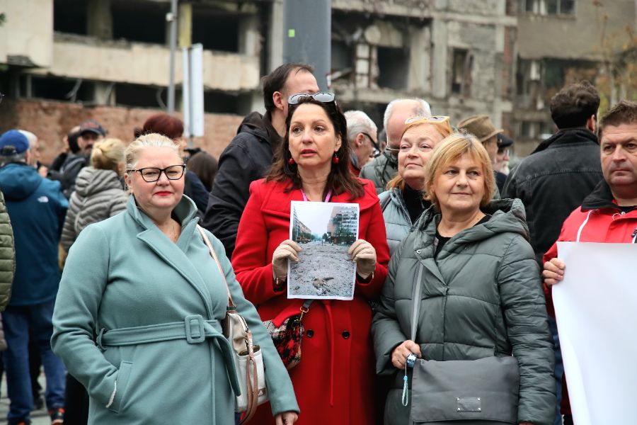 <p>Граждани и студенти протестират срещу отнемането на статута на паметник на културата на сградата на бившия Генерален щаб на Югославската народна армия.</p>