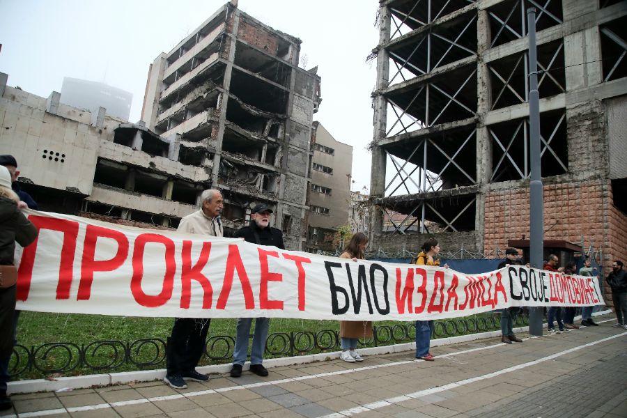 <p>Граждани и студенти протестират срещу отнемането на статута на паметник на културата на сградата на бившия Генерален щаб на Югославската народна армия.</p>