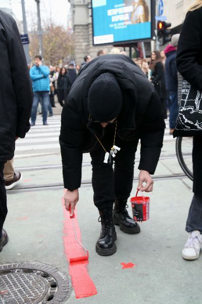 <p>Граждани и студенти протестират срещу отнемането на статута на паметник на културата на сградата на бившия Генерален щаб на Югославската народна армия.</p>