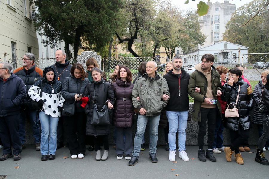 <p>Граждани и студенти протестират срещу отнемането на статута на паметник на културата на сградата на бившия Генерален щаб на Югославската народна армия.</p>