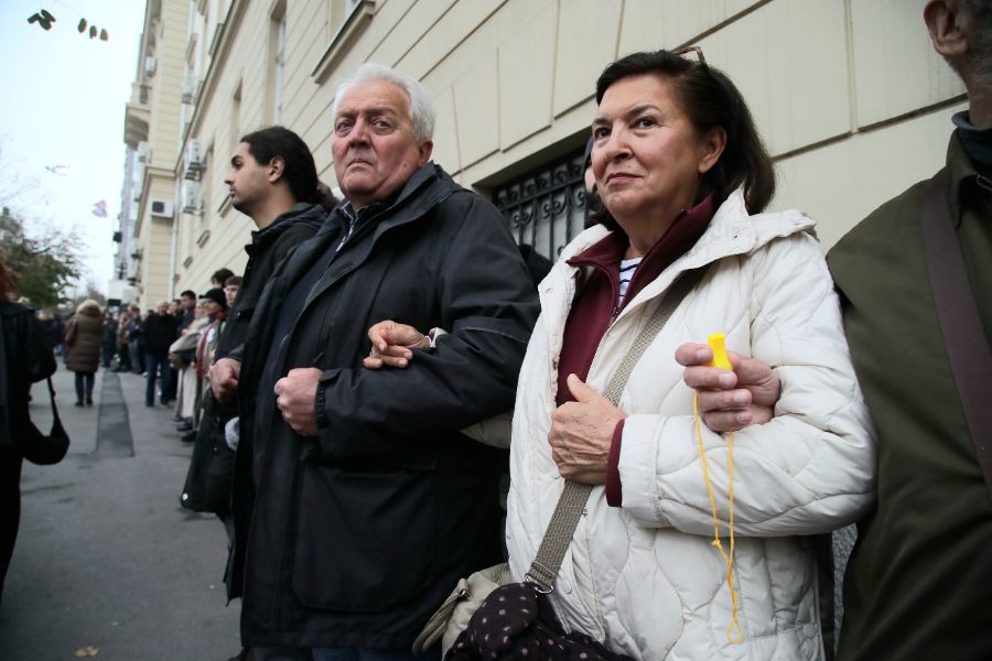 <p>Граждани и студенти протестират срещу отнемането на статута на паметник на културата на сградата на бившия Генерален щаб на Югославската народна армия.</p>