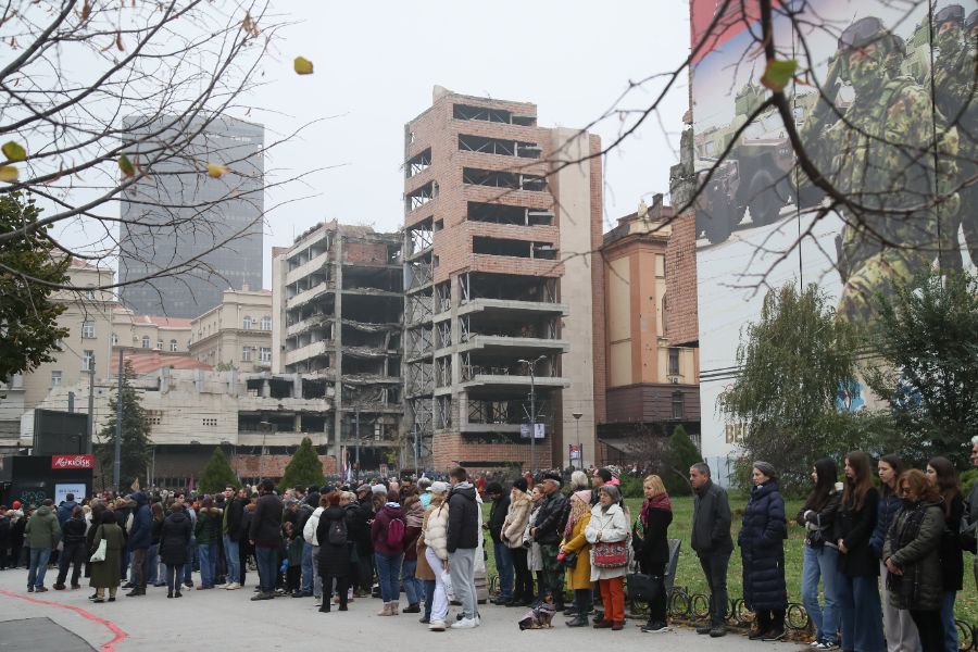 <p>Граждани и студенти протестират срещу отнемането на статута на паметник на културата на сградата на бившия Генерален щаб на Югославската народна армия.</p>
