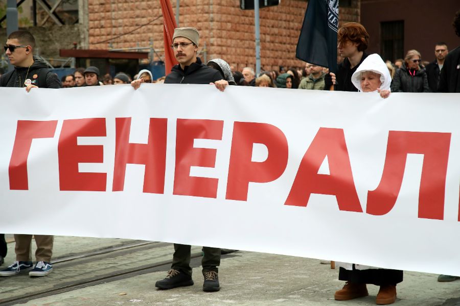 <p>Граждани и студенти протестират срещу отнемането на статута на паметник на културата на сградата на бившия Генерален щаб на Югославската народна армия.</p>