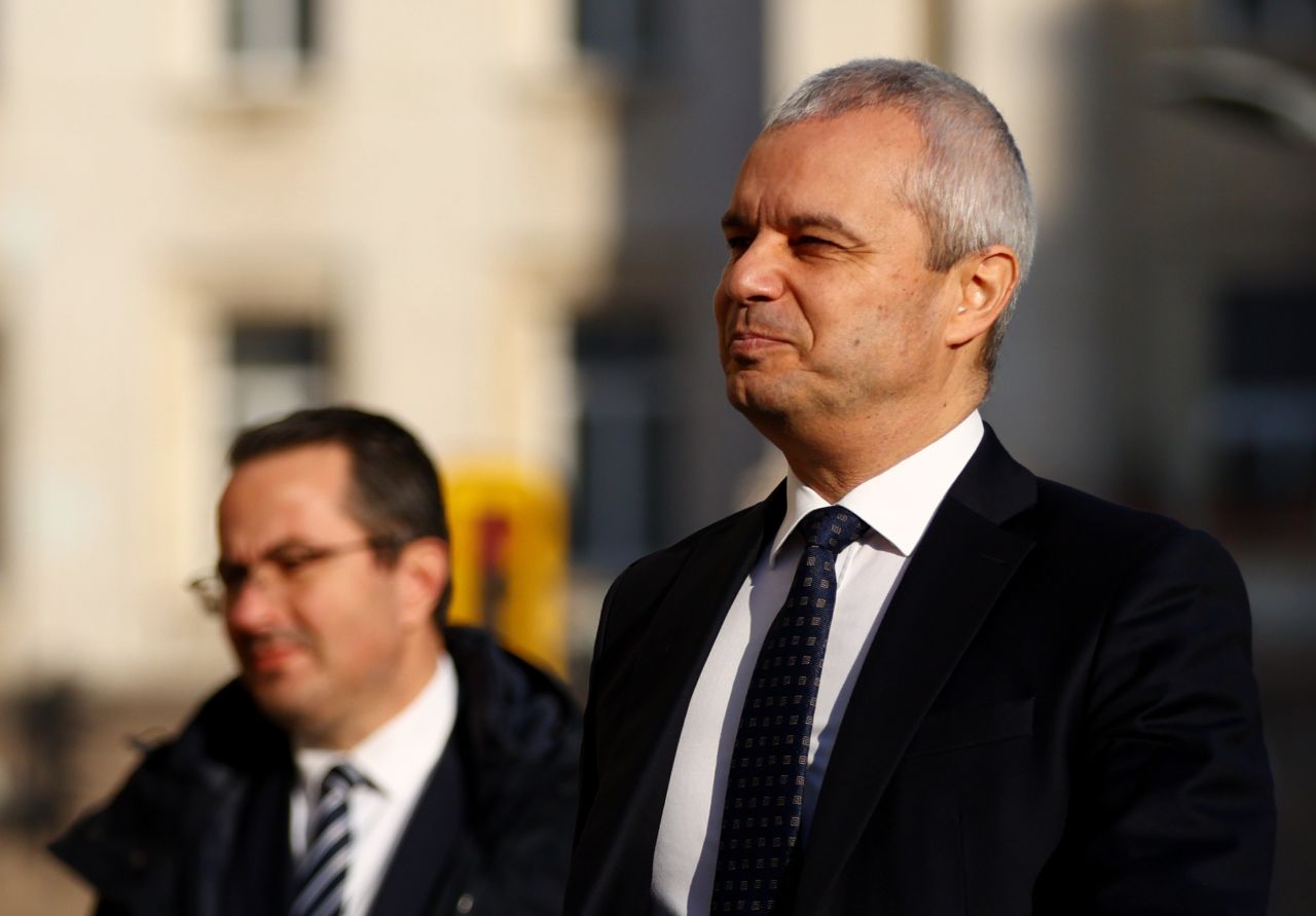 <p>&bdquo;Възраждане&ldquo; влезе при президента Радев за консултации за нов кабинет. Втори ден разговори, трета по големина сила в парламента, оставка на правителството и реален риск от нови избори</p>