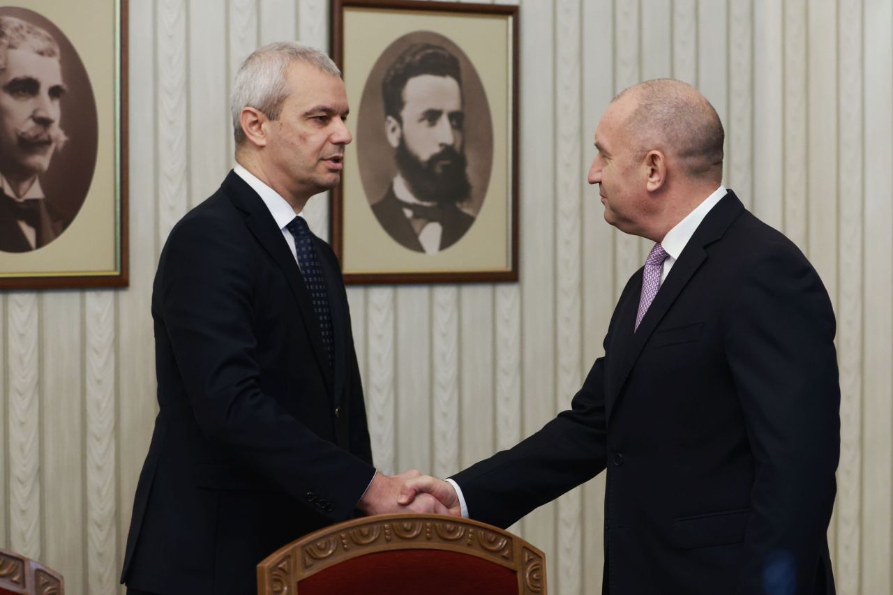 <p>&bdquo;Възраждане&ldquo; влезе при президента Радев за консултации за нов кабинет. Втори ден разговори, трета по големина сила в парламента, оставка на правителството и реален риск от нови избори</p>