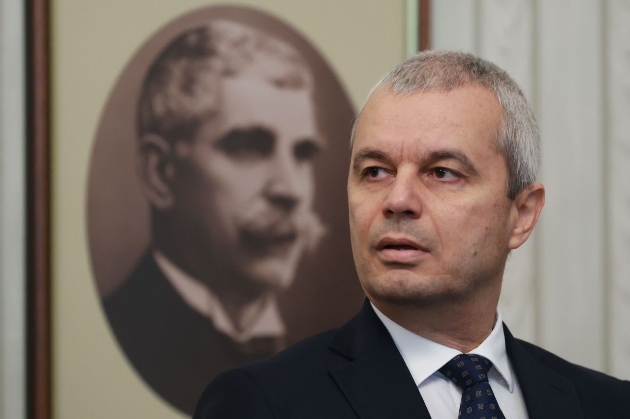 <p>&bdquo;Възраждане&ldquo; влезе при президента Радев за консултации за нов кабинет. Втори ден разговори, трета по големина сила в парламента, оставка на правителството и реален риск от нови избори</p>