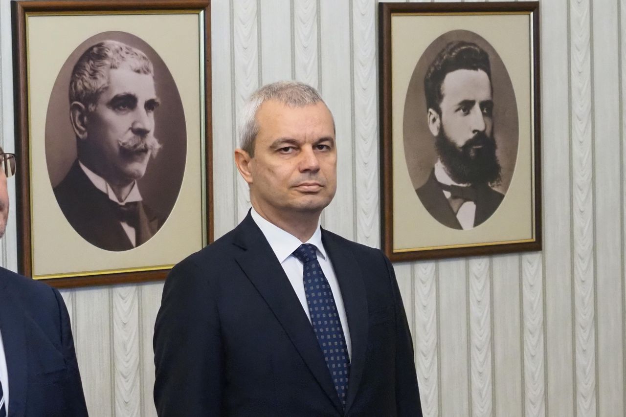 <p>&bdquo;Възраждане&ldquo; влезе при президента Радев за консултации за нов кабинет. Втори ден разговори, трета по големина сила в парламента, оставка на правителството и реален риск от нови избори</p>