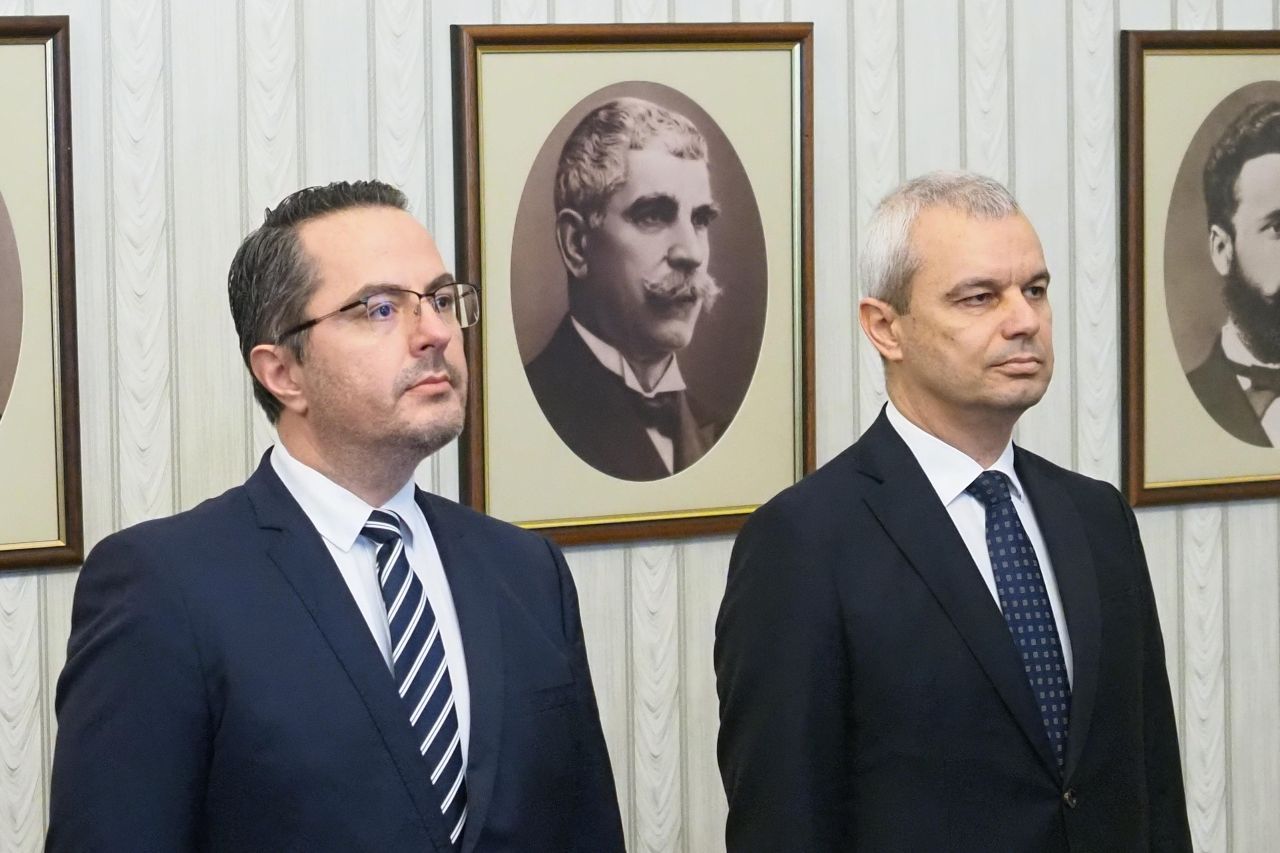 <p>&bdquo;Възраждане&ldquo; влезе при президента Радев за консултации за нов кабинет. Втори ден разговори, трета по големина сила в парламента, оставка на правителството и реален риск от нови избори</p>