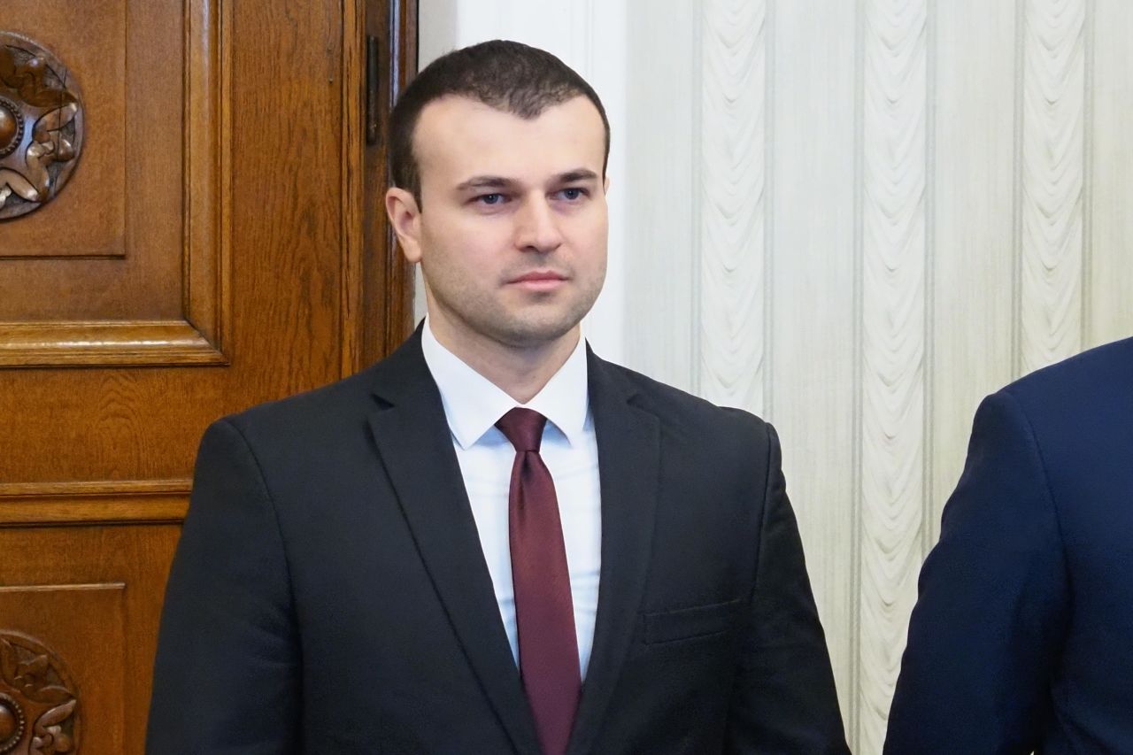 <p>&bdquo;Възраждане&ldquo; влезе при президента Радев за консултации за нов кабинет. Втори ден разговори, трета по големина сила в парламента, оставка на правителството и реален риск от нови избори</p>