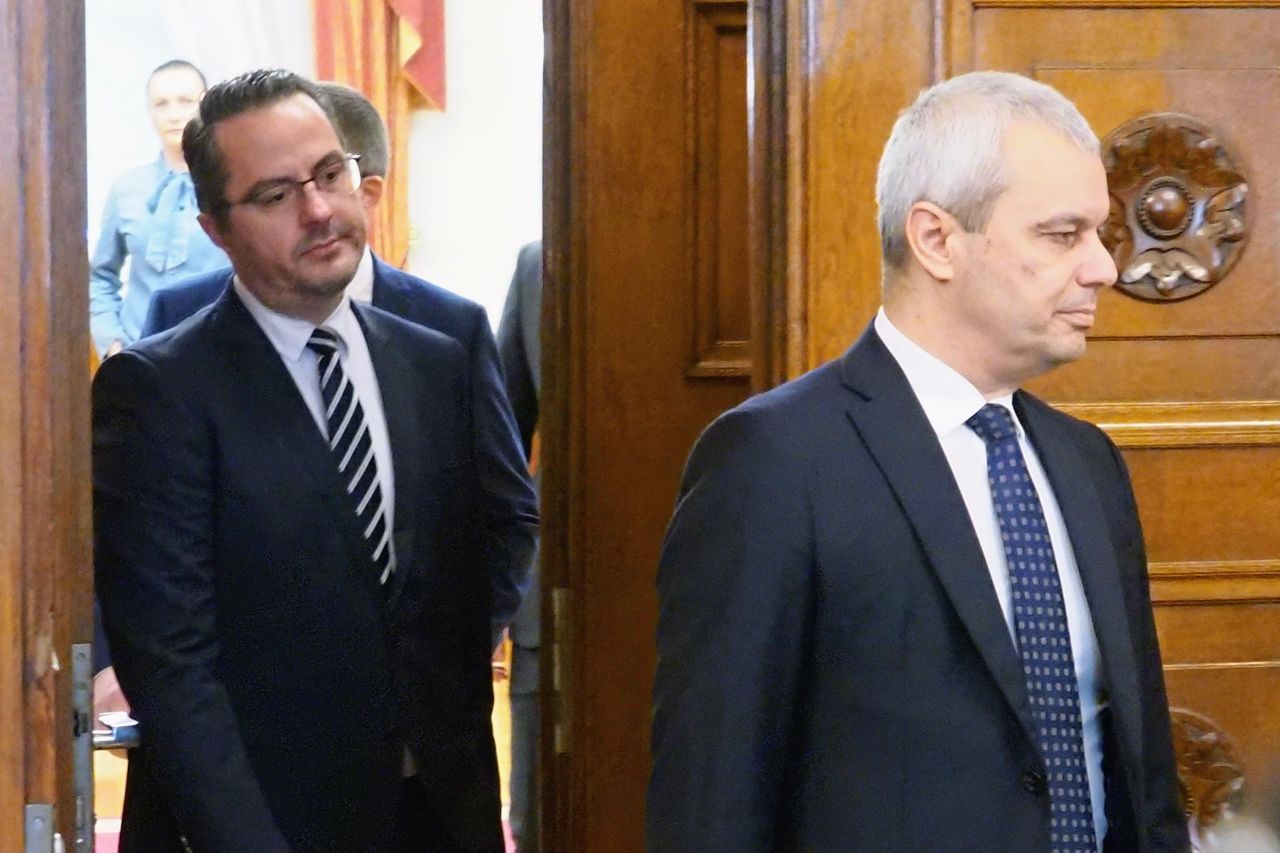 <p>&bdquo;Възраждане&ldquo; влезе при президента Радев за консултации за нов кабинет. Втори ден разговори, трета по големина сила в парламента, оставка на правителството и реален риск от нови избори</p>