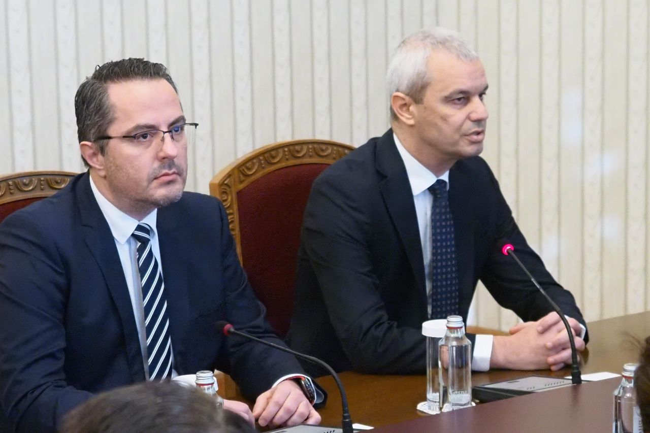 <p>&bdquo;Възраждане&ldquo; влезе при президента Радев за консултации за нов кабинет. Втори ден разговори, трета по големина сила в парламента, оставка на правителството и реален риск от нови избори</p>