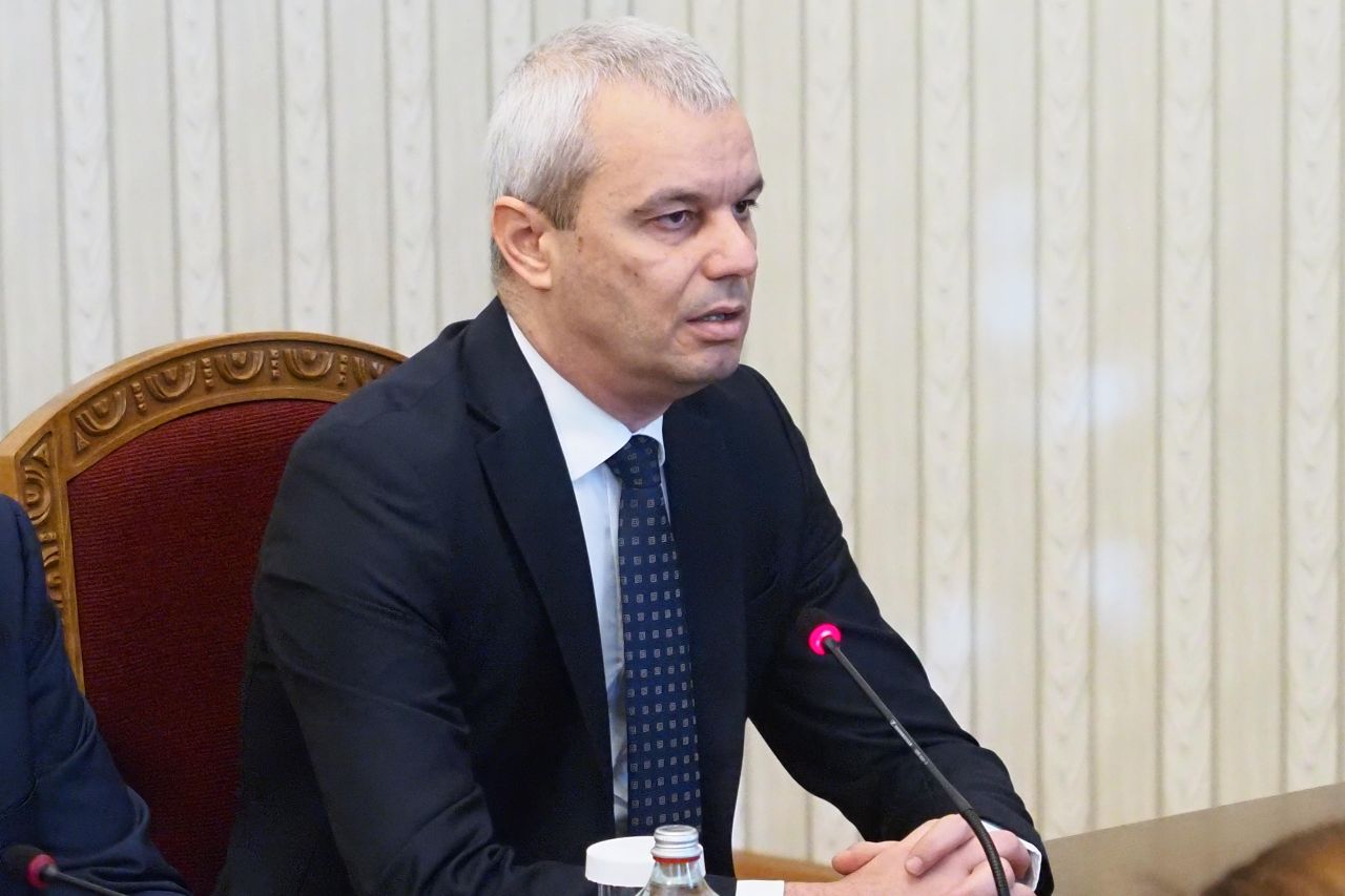 <p>&bdquo;Възраждане&ldquo; влезе при президента Радев за консултации за нов кабинет. Втори ден разговори, трета по големина сила в парламента, оставка на правителството и реален риск от нови избори</p>