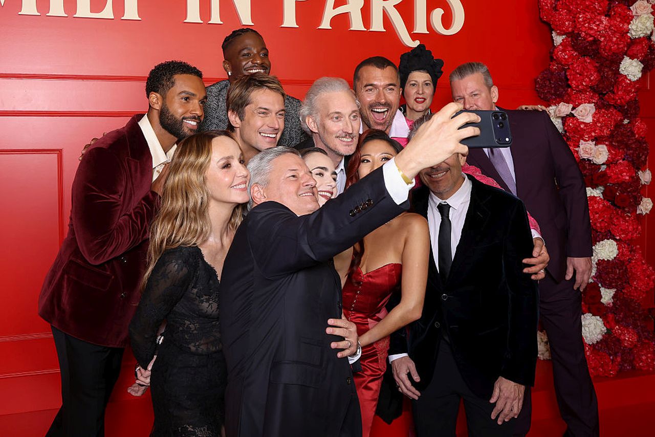 <p>Лили Колинс, която от самото начало на сериала на Netflix през 2020 г. играе ролята на Емили Купър, беше придружена от колегите си Ашли Парк, Лукас Браво, Люсиен Лависконт и Филипин Лерой-Больо, както и от новата попълнение в актьорския състав &ndash; Мини Драйвър.</p>