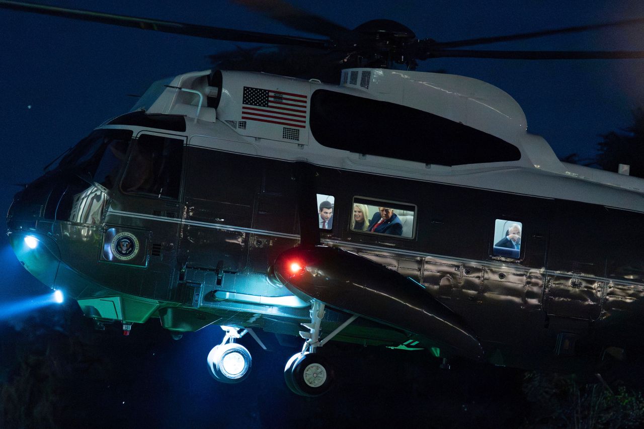 <p>Президентът Доналд Тръмп гледа през прозореца на Marine One при пристигането си в Белия дом във Вашингтон на 18 септември 2025 г.</p>