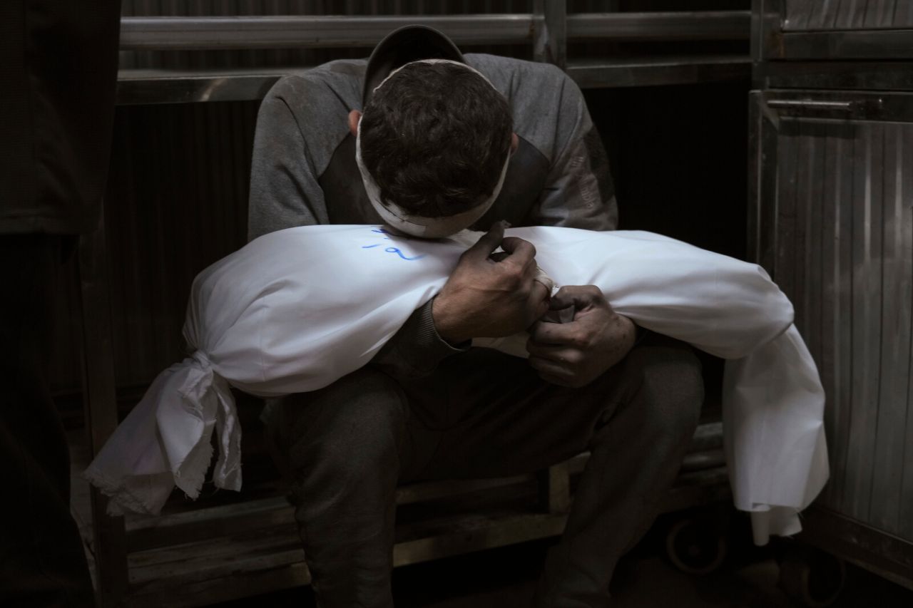 <p>Хосам Азам държи тялото на детето си Амир, убито при израелски въздушен удар срещу Газа, в болница &bdquo;Шифа&ldquo; в град Газа на 15 юли 2025 г.&nbsp;</p>